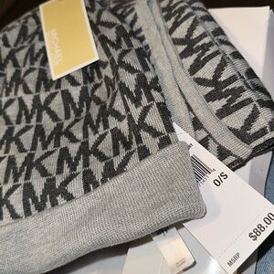 Michael Kors New Set scarve and beanie Unisex